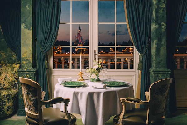 3 restaurants; breakfast, lunch, and dinner served