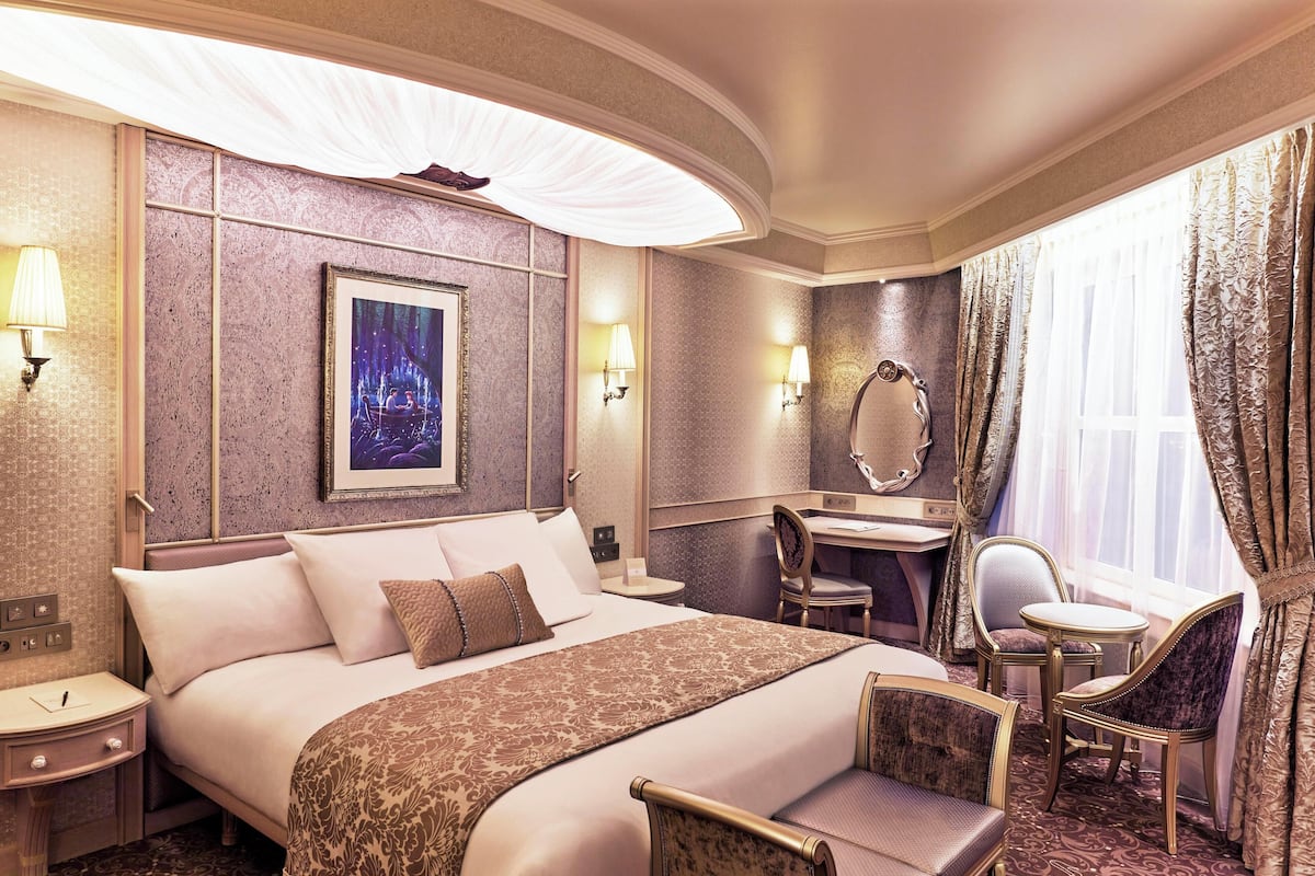 Premium bedding, in-room safe, desk, blackout drapes