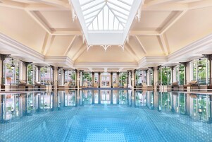 室内游泳池，07:00 至 22:00 开放，日光浴躺椅，现场救生员