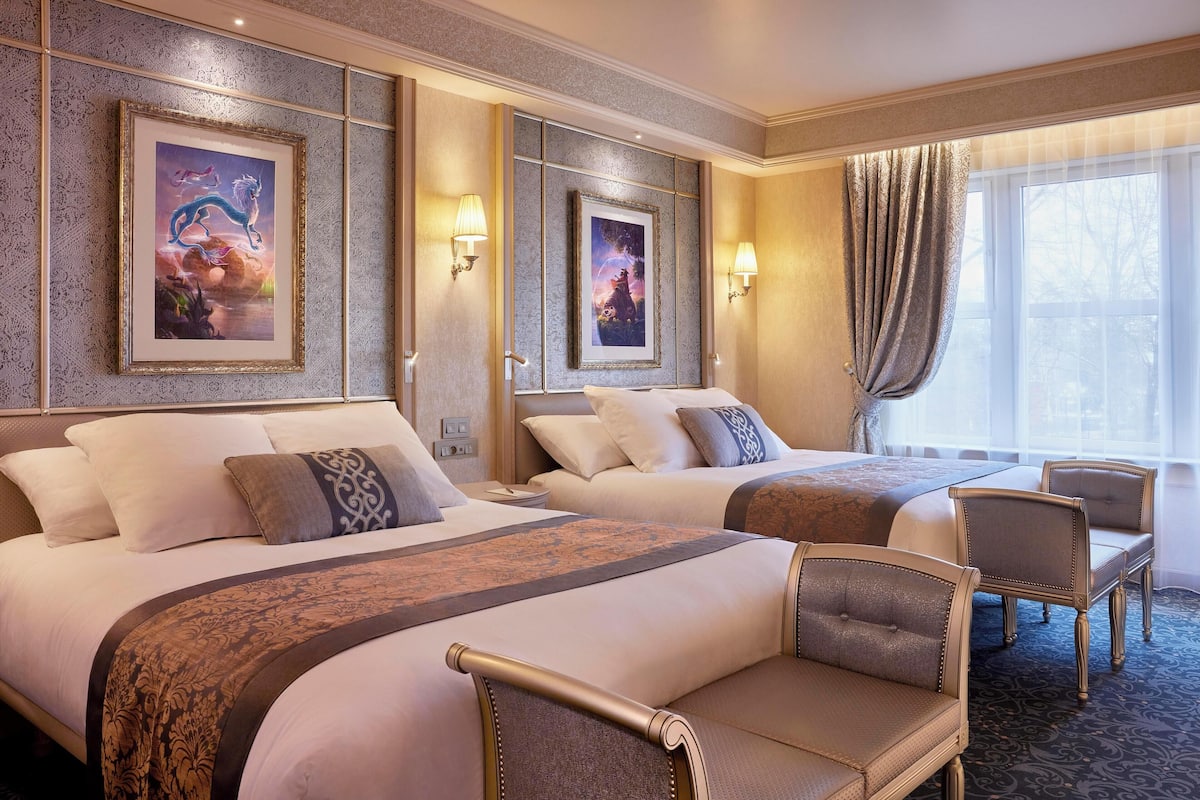 Premium bedding, in-room safe, desk, blackout drapes