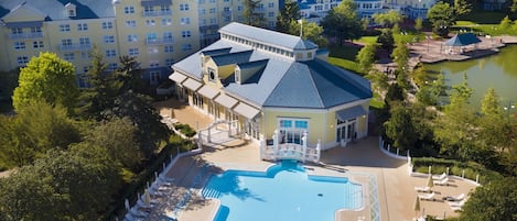 Piscine couverte, piscine extérieure, chaises longues