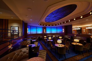 2 間餐廳，供應午餐和晚餐，國際料理