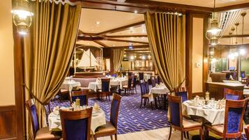 2 restaurants, lunch, dinner served; international cuisine