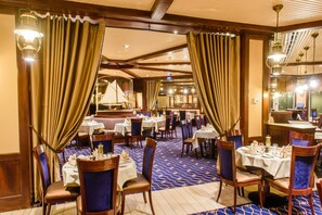 2 restaurants, lunch, dinner served; international cuisine - Disney Newport Bay Club (Coupvray)
