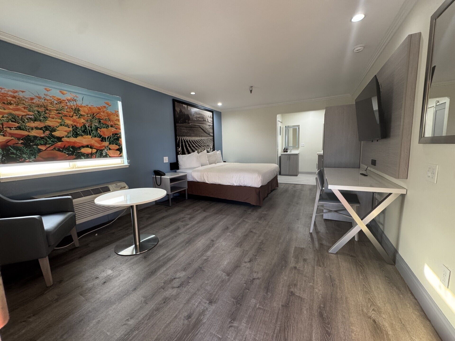 Studio Standard | Literie de qualité, couette en duvet, bureau, rideaux d’obscurcissement