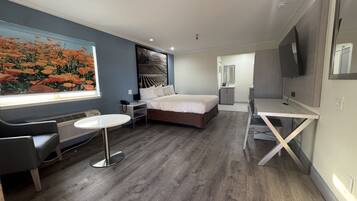 Studio Standard | Literie de qualité, couette en duvet, bureau, rideaux d’obscurcissement