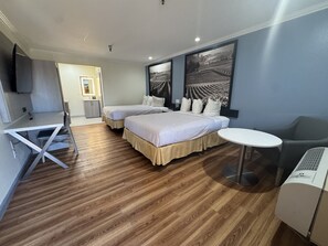 Deluxe Studio | Premium bedding, down comforters, desk, blackout drapes - Inn at King City (King City)