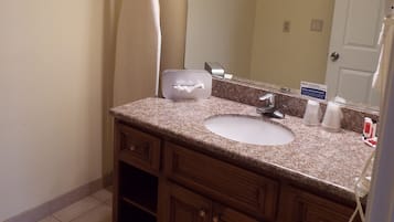 Combined shower/bathtub, free toiletries, hair dryer, towels