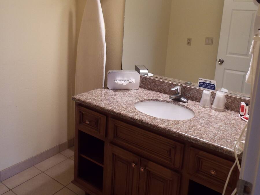 淋浴/盆浴组合、免费洗浴用品、吹风机、毛巾