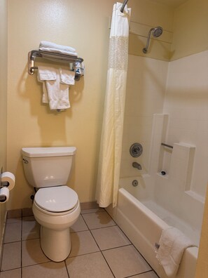 Combined shower/bathtub, free toiletries, hair dryer, towels - Inn at King City (King City)