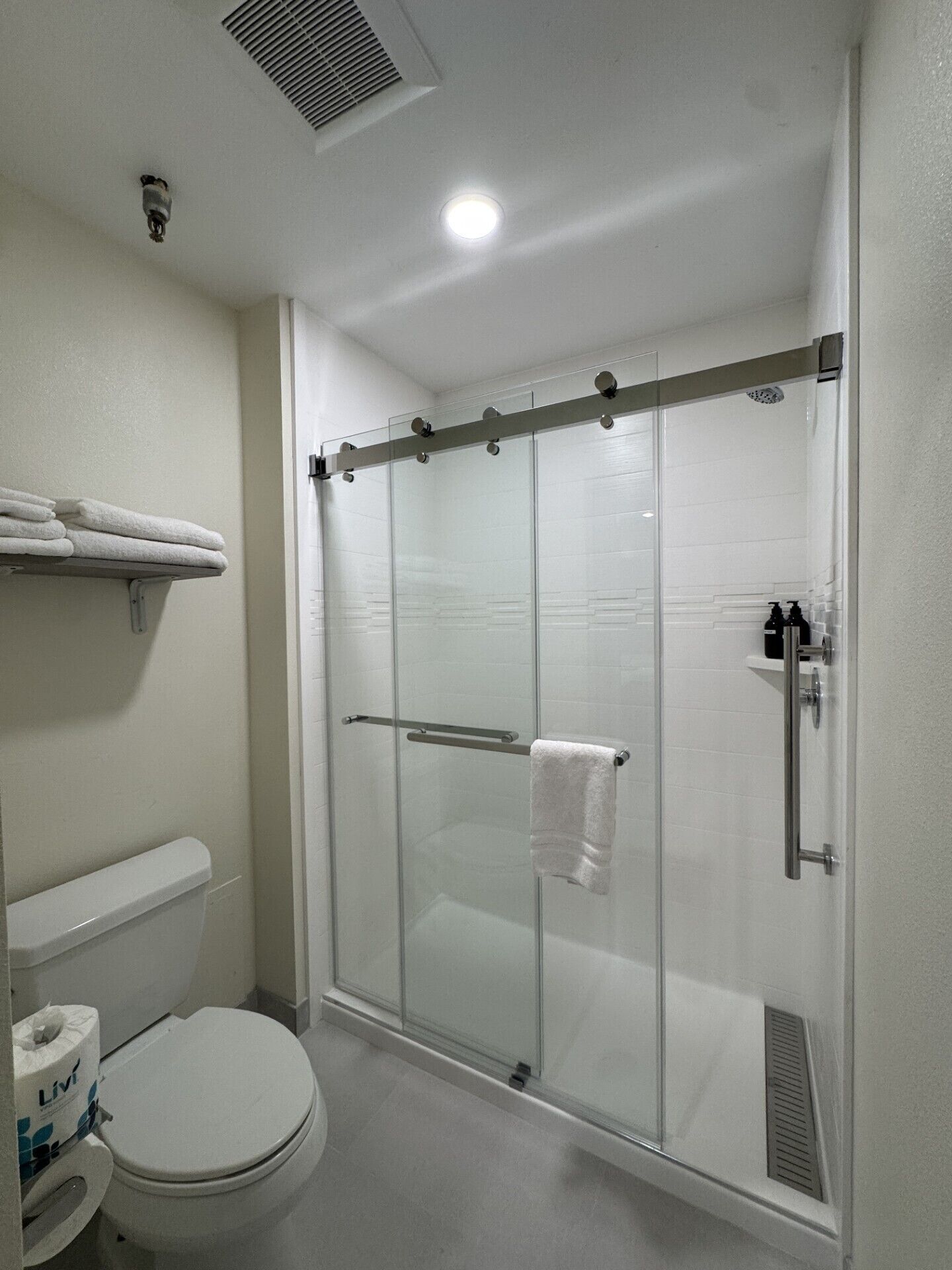 Grand Suite | Bathroom | Combined shower/tub, free toiletries, hair dryer, towels