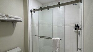 特级套房 | 浴室 | 淋浴/盆浴组合、免费洗浴用品、吹风机、毛巾