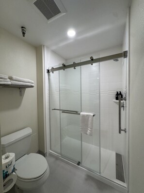 Grand Suite | Bathroom | Combined shower/tub, free toiletries, hair dryer, towels - Inn at King City (King City)