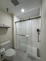 Suite Grand | Baño | Ducha y bañera combinadas y artículos de higiene personal gratuitos