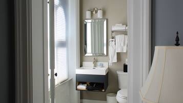 Regadera, secadora de cabello, batas, toallas