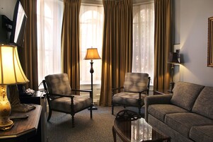 Peti besi dalam bilik, meja, seterika/papan seterika, Wi-fi percuma 