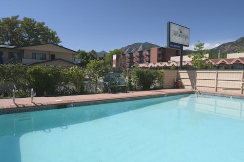 Piscine extérieure en saison