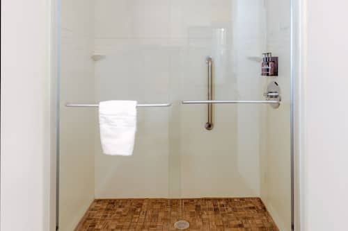 Douche, articles de toilette (gratuits), séchoir à cheveux