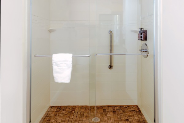 Ducha, artículos de higiene personal gratuitos y secador de pelo