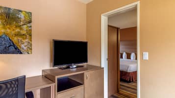 Junior Suite, 1 King Bed with Sofa bed | Desk, blackout drapes, iron/ironing board, free cribs/infant beds