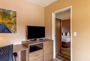 Junior Suite, 1 King Bed with Sofa bed | Desk, blackout drapes, iron/ironing board, free cribs/infant beds - Boulder University Inn (Boulder)