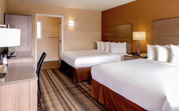 Escritorio, cortinas blackout y tabla de planchar con plancha 