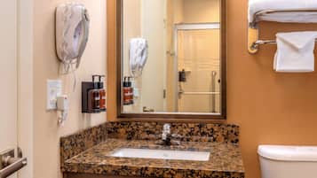 Ducha, artículos de higiene personal gratuitos y secador de pelo