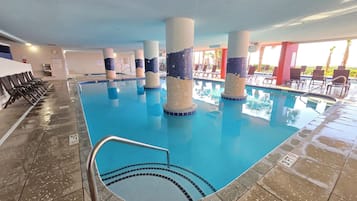 2 Innenpools, 2 Außenpools, Sonnenschirme