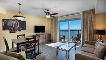 Condo clásico, 2 habitaciones, cocina, frente al océano | Área de sala de estar | Televisión de pantalla plana de 43 pulgadas con canales por cable