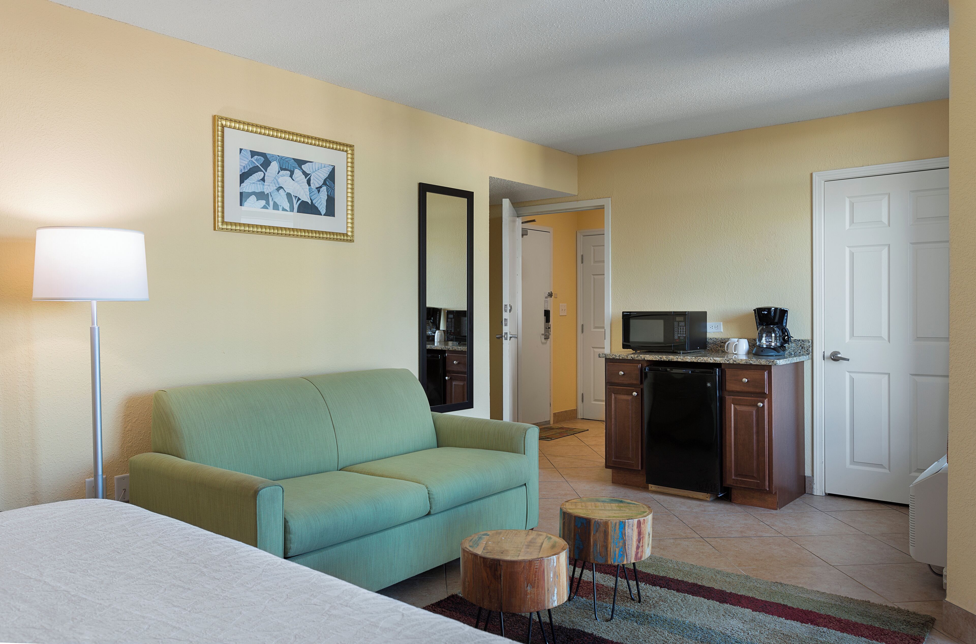 standard room, 1 king bed, balcony, partial ocean view | premium bedding, individually decorated, individually furnished