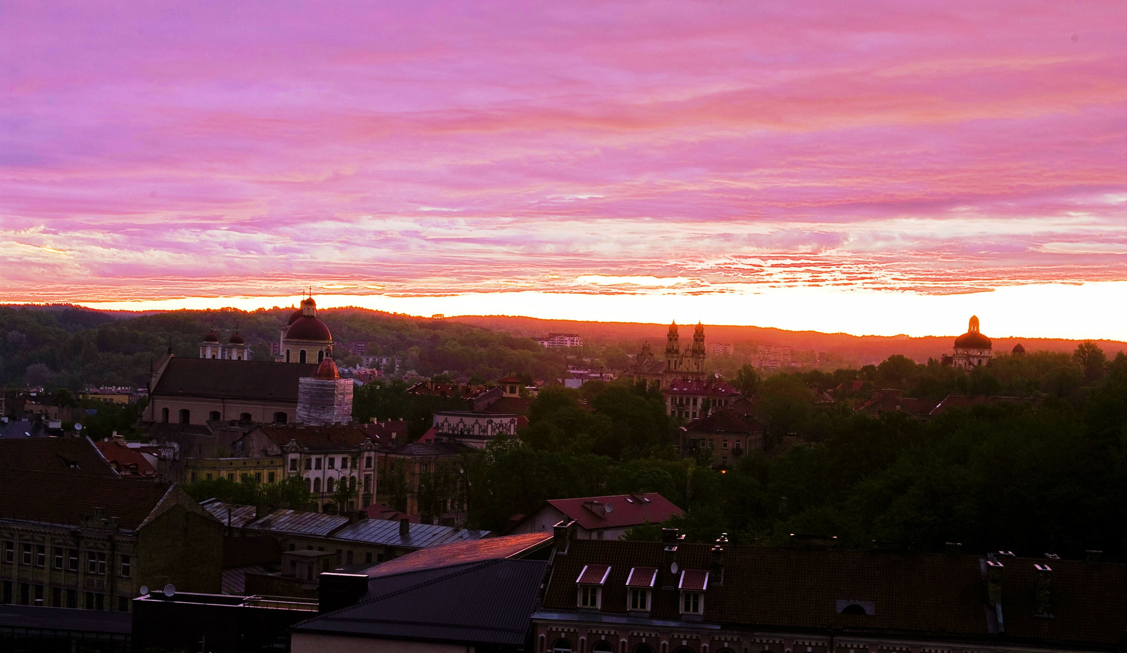 Paesaggio urbano con edifici storici e un tramonto.