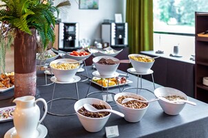 อาหารเช้าแบบบุฟเฟ่ต์ทุกวัน (EUR 12 ต่อคน)