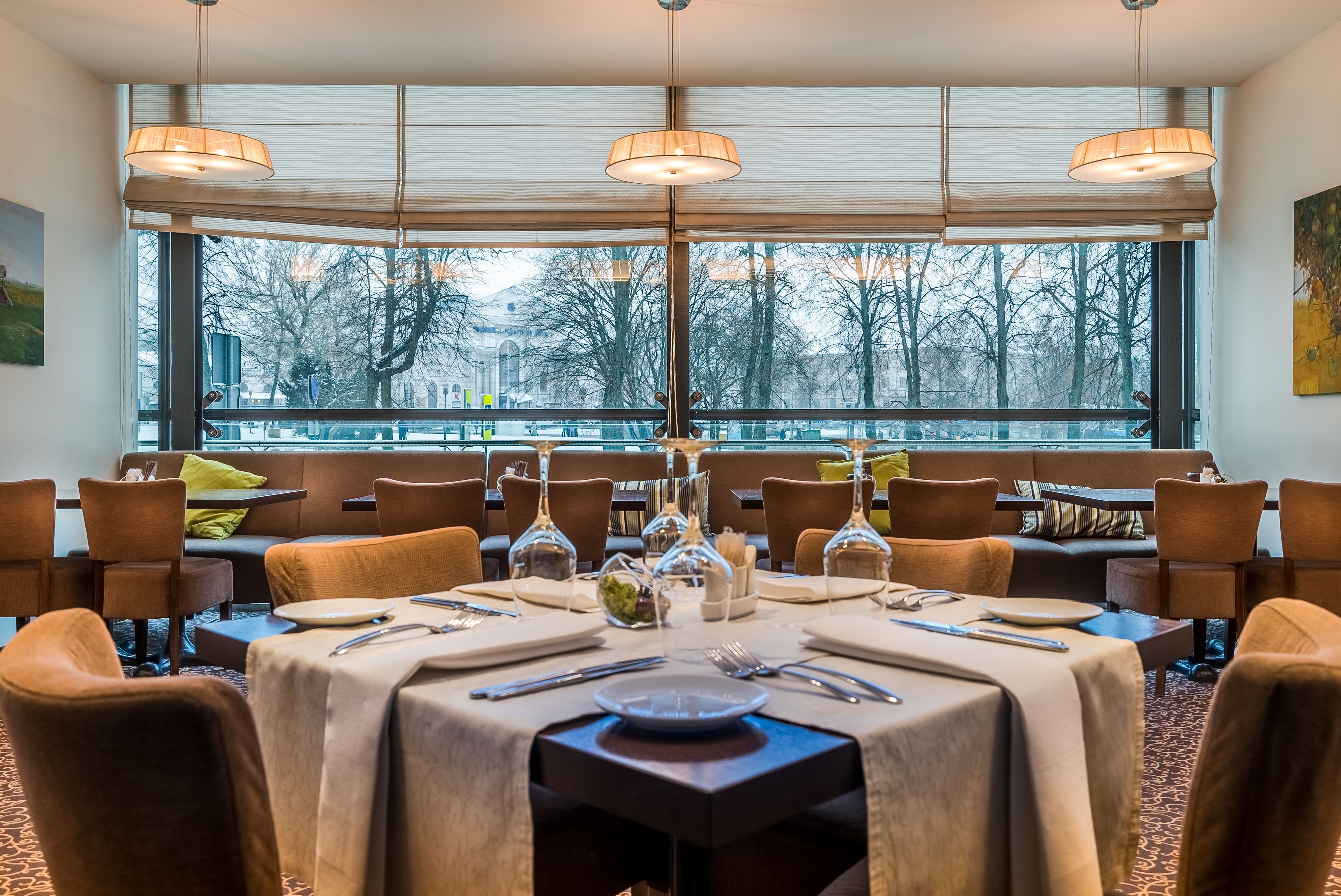 breakfast, lunch, dinner served; international cuisine