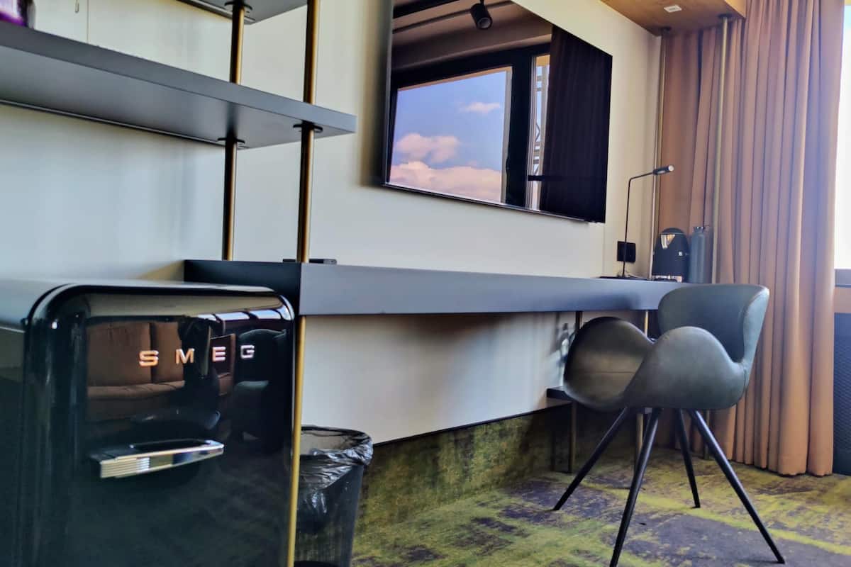 Bureau, espace de travail pour ordinateur portable, rideaux occultants