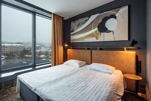 Sky Double With City View | Skrivebord, skrivebord for bærbar PC og blendingsgardiner