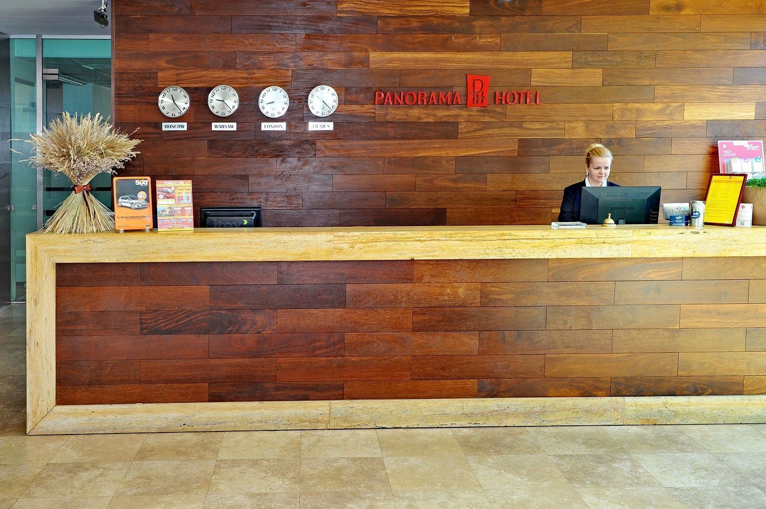 En receptionsdisk med klockor som visar aktuell tid i Moskva, Warszawa, London och Wien.