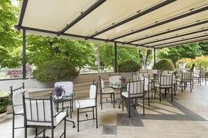 Déjeuner et dîner servis sur place, spécialités Cuisine locale