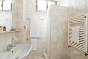 Sèche-cheveux, serviettes fournies