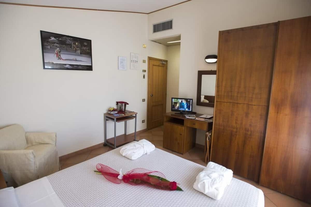 Single Room | Minibar, in-room safe, desk, blackout drapes