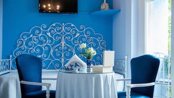 Superior-Doppelzimmer, Balkon, Meerblick | Bettwäsche aus ägyptischer Baumwolle, hochwertige Bettwaren