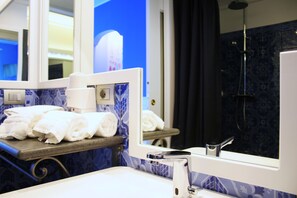 Family Quadruple Room, 1 Bedroom, Balcony, Beachfront | Bathroom | Eco-friendly toiletries, hair dryer, bidet, towels - Hotel Palladio (Giardini Naxos)