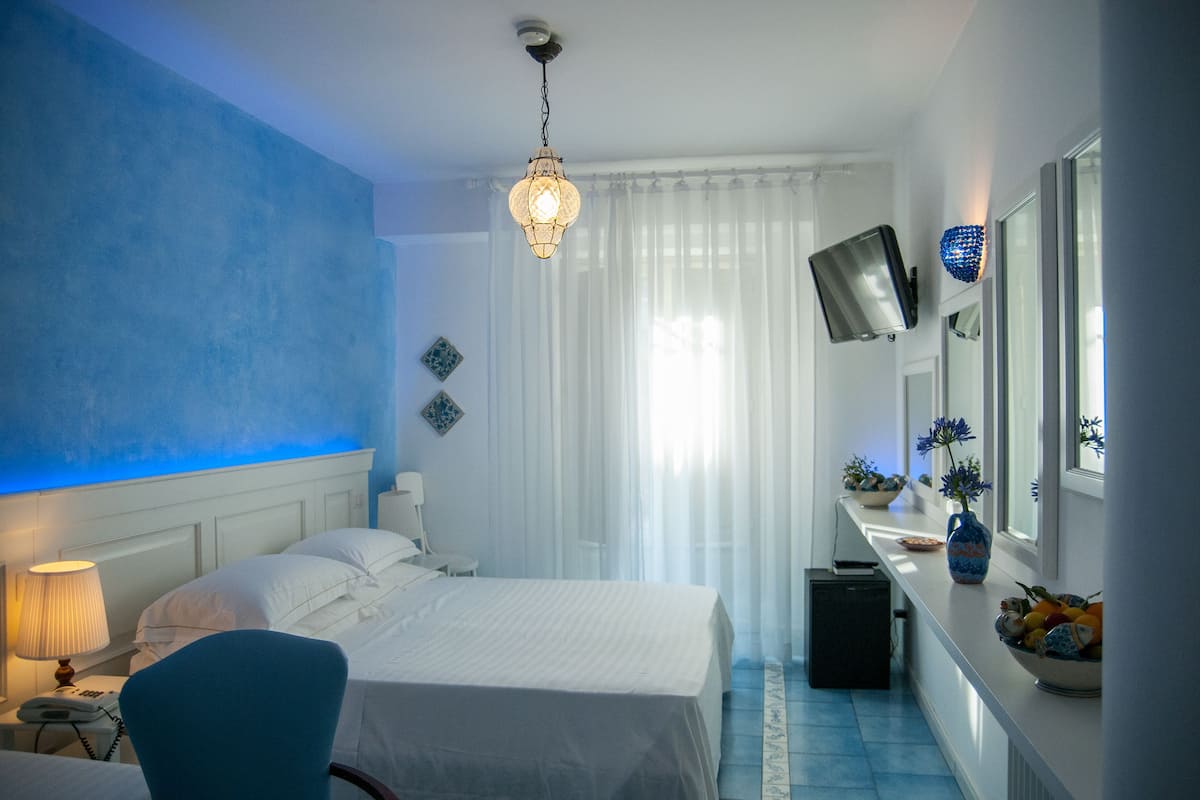 Superior kamer, 1 twee- of 2 eenpersoonsbedden, balkon, uitzicht op stad | 1 slaapkamer, lakens van Egyptisch katoen, luxe beddengoed
