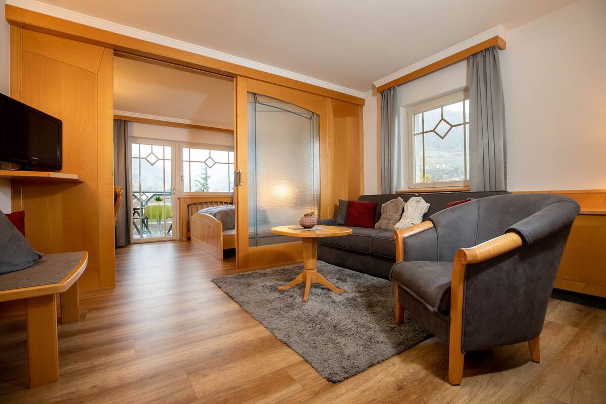 junior suite (rotund) | 1 bedroom, in-room safe, desk, free wifi