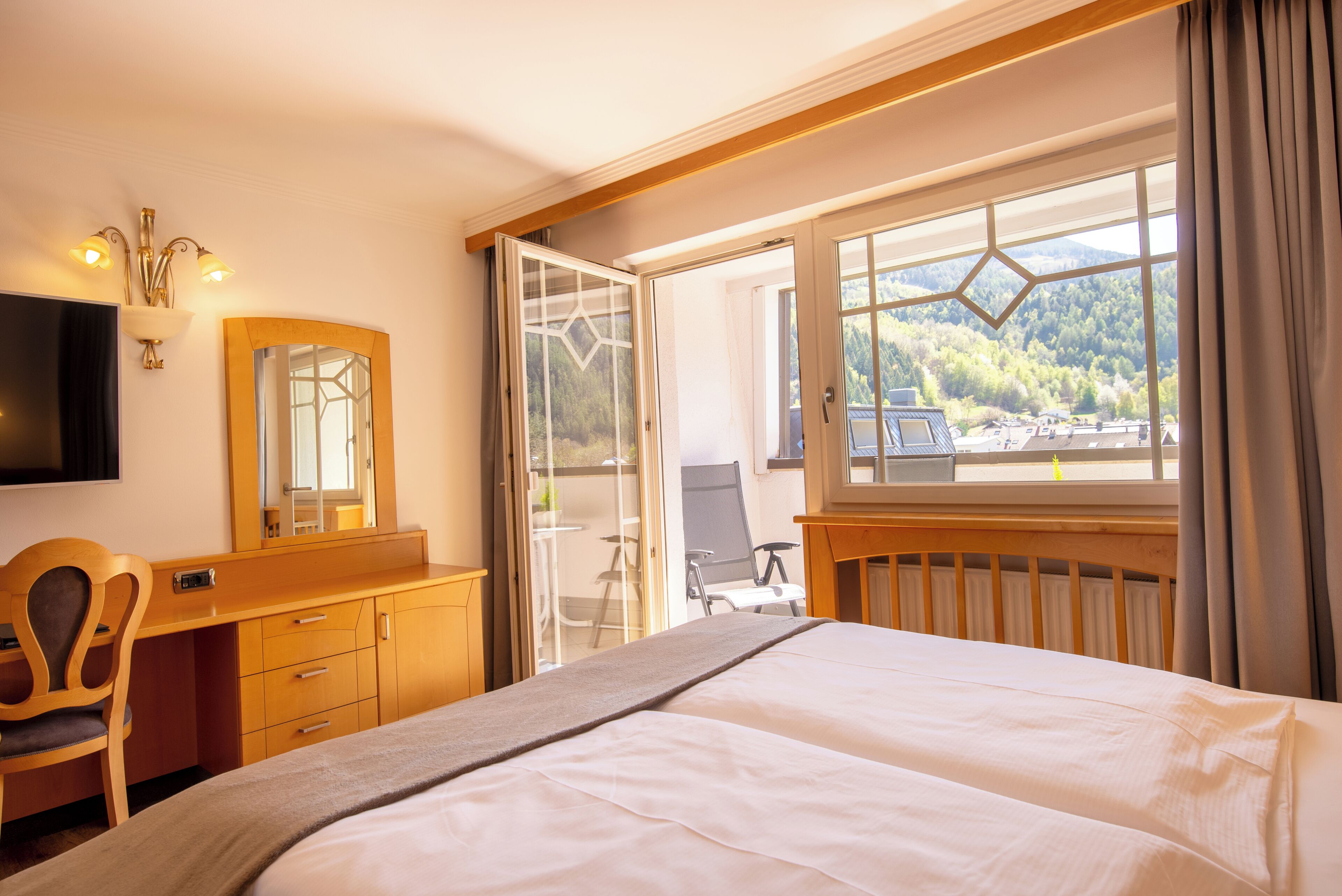 Suite junior (Rotund) | Caja de seguridad en la habitación, escritorio y wifi gratis 