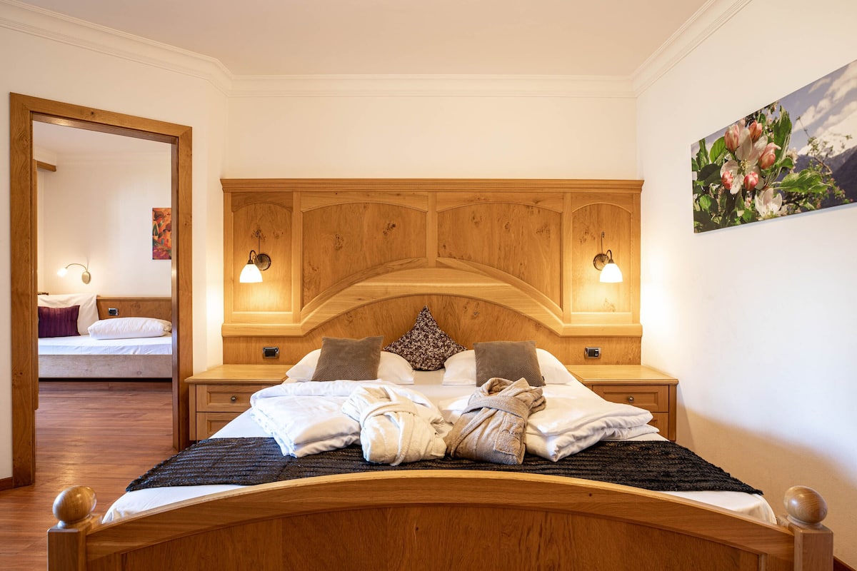 family suite, 2 bedrooms | 1 bedroom, in-room safe, desk, free wifi