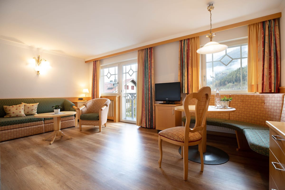 suite, 1 bedroom | living area | flat-screen tv