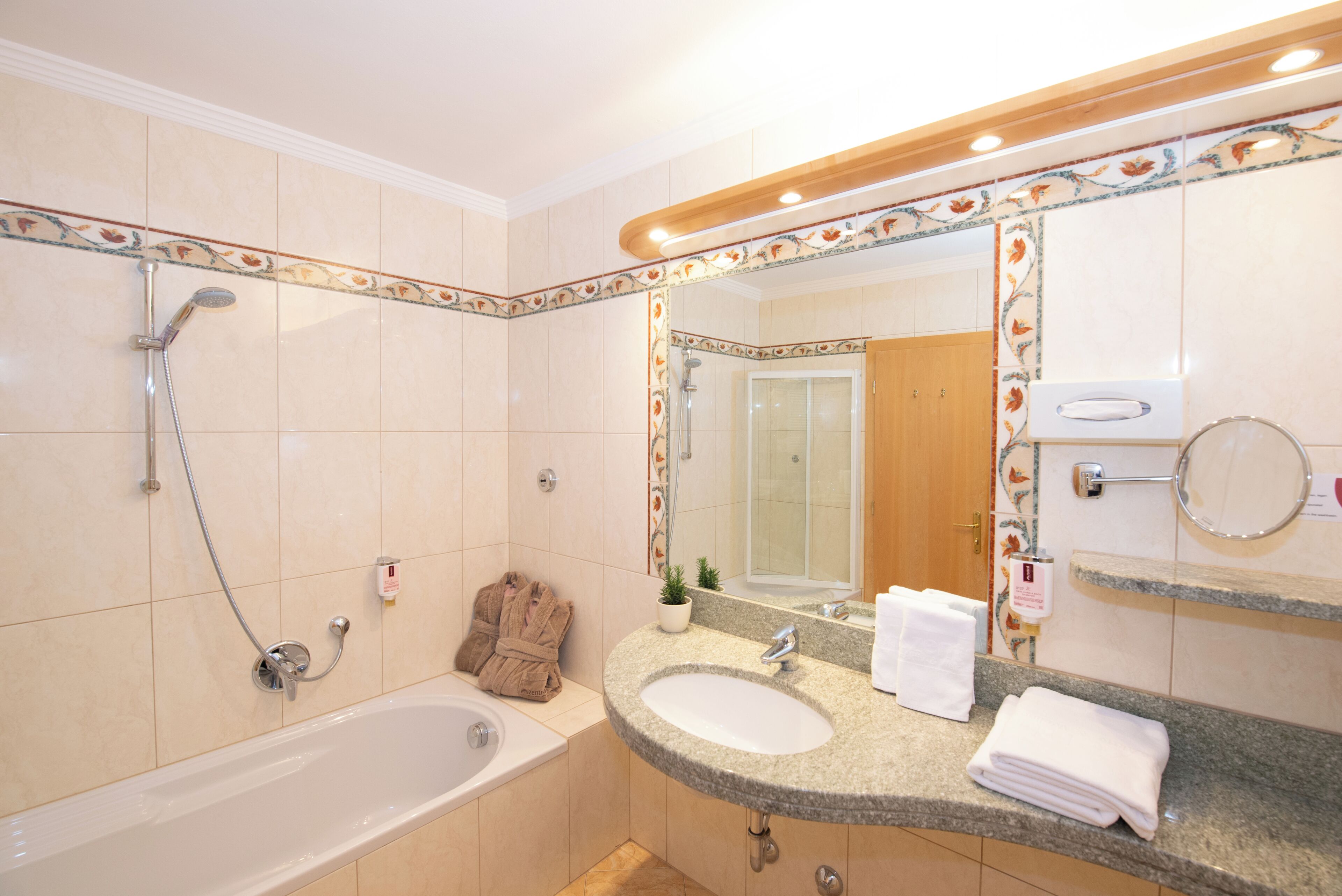 Ein Badezimmer mit Badewanne, Waschbecken, Dusche und Spiegel.