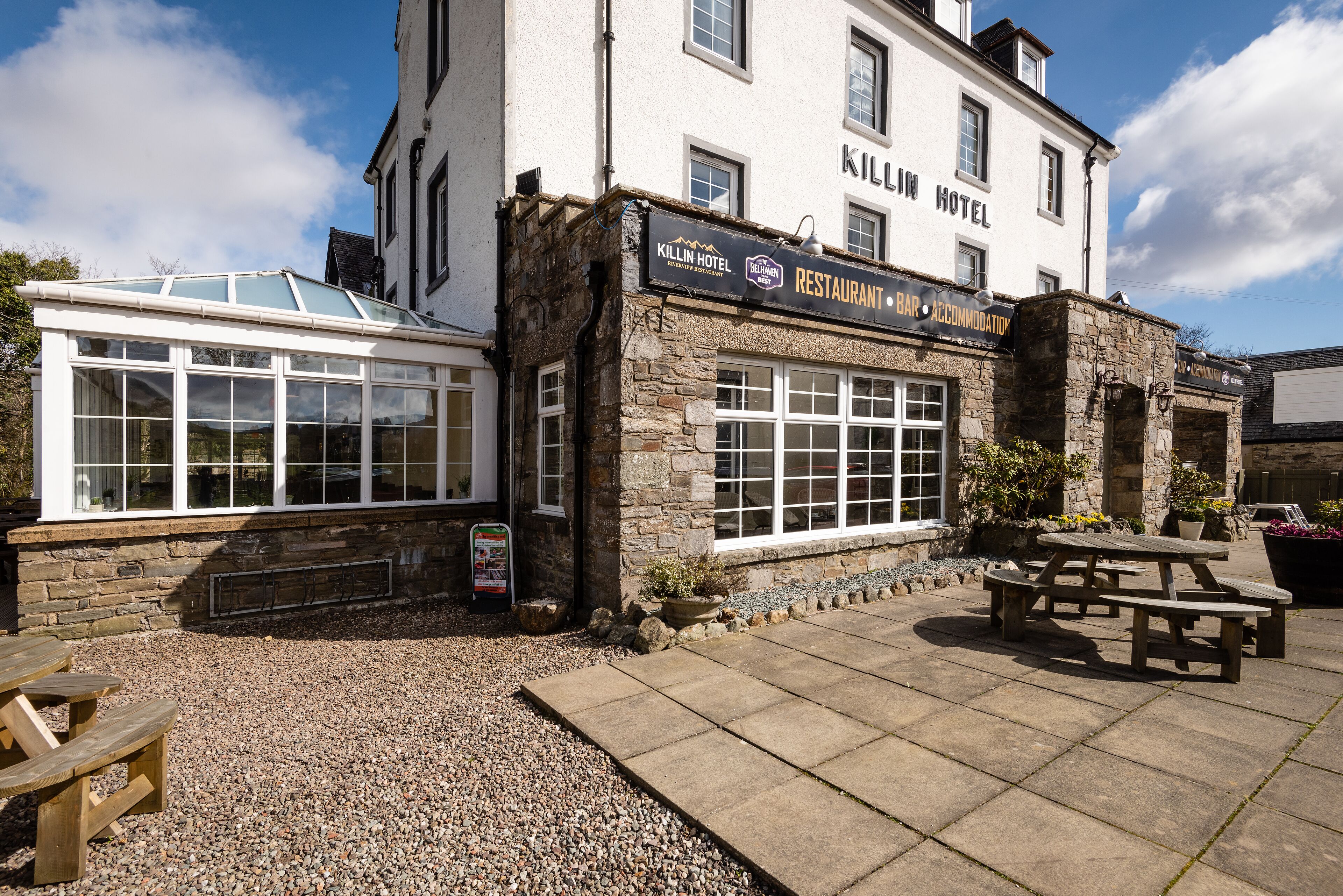 Un edifici amb un cartell que diu 'Killin Hotel' i 'Restaurant & Bar'.