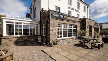 Un edifici amb un cartell que diu 'Killin Hotel' i 'Restaurant & Bar'.