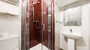 Double Room with a four-poster bed | Bathroom | Free toiletries, hair dryer, towels